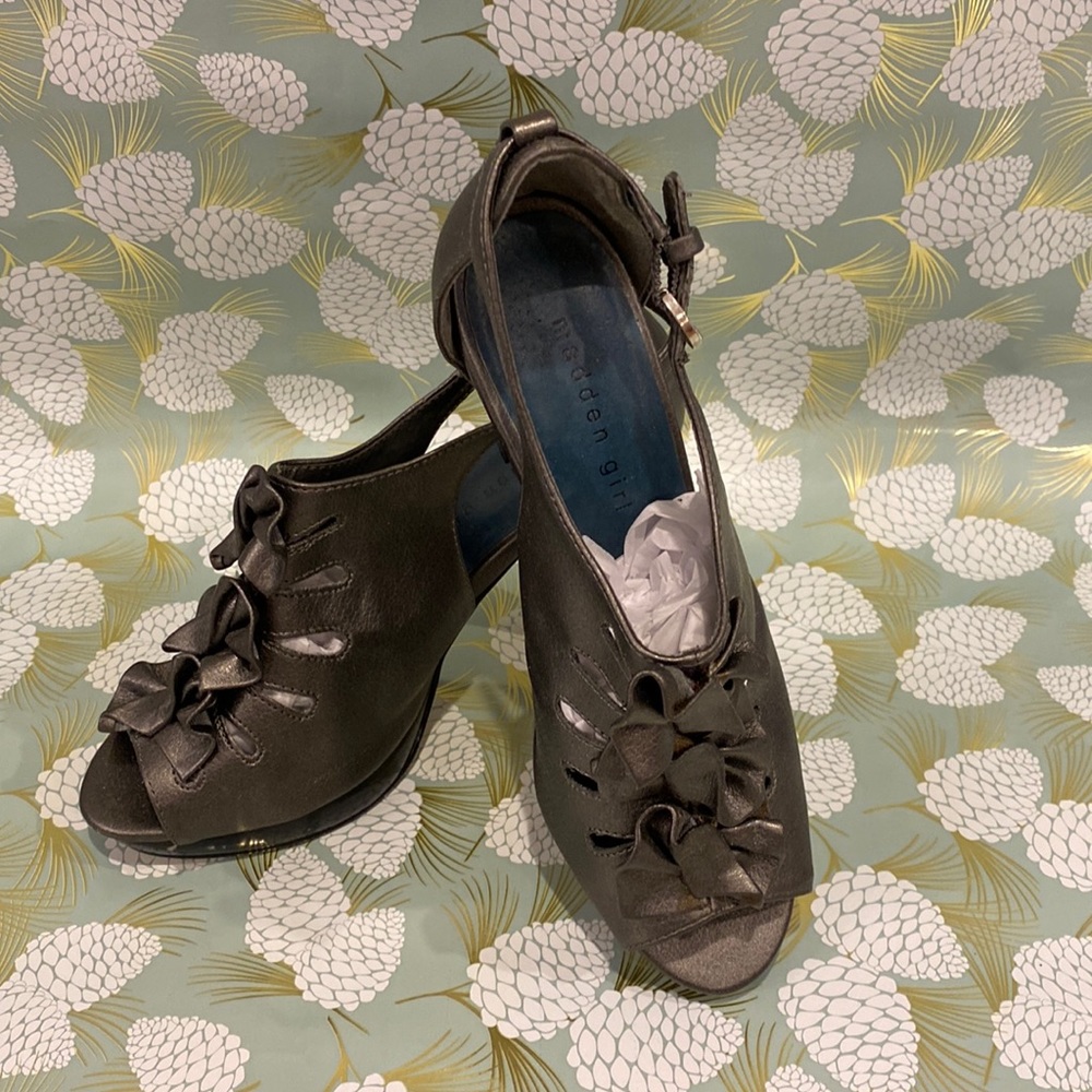 EUC Madden Girl Pewter Platform Heels Size 6.5 M